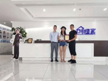 熱烈祝賀何總簽約創綠家四川省南充市區級代理！